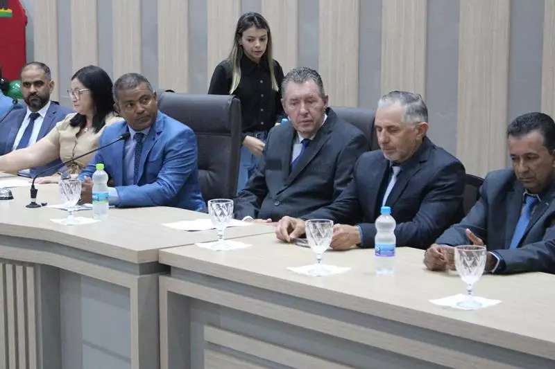 Em sessão com a Câmara lotada Heliomar Klabunde assume seu terceiro mandato como prefeito em Paranhos Em sessão com a Câmara lotada Heliomar Klabunde assume seu terceiro mandato como prefeito em Paranhos