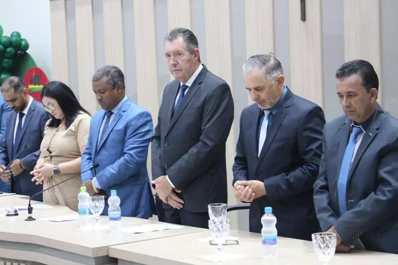 Em sessão com a Câmara lotada Heliomar Klabunde assume seu terceiro mandato como prefeito em Paranhos Em sessão com a Câmara lotada Heliomar Klabunde assume seu terceiro mandato como prefeito em Paranhos