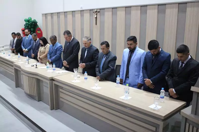 Em sessão com a Câmara lotada Heliomar Klabunde assume seu terceiro mandato como prefeito em Paranhos Em sessão com a Câmara lotada Heliomar Klabunde assume seu terceiro mandato como prefeito em Paranhos