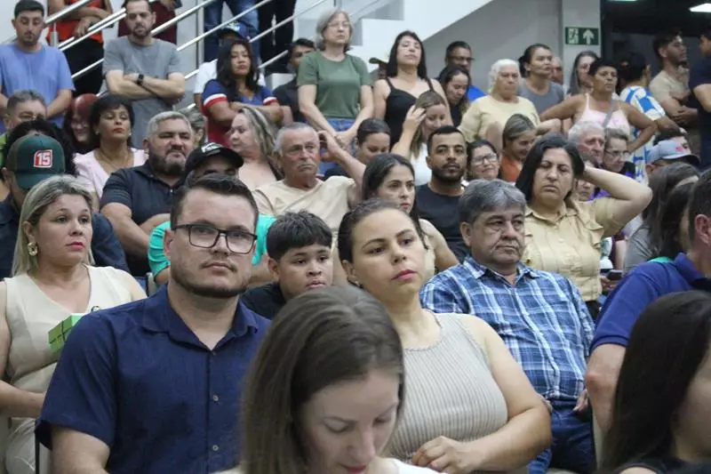 Em sessão com a Câmara lotada Heliomar Klabunde assume seu terceiro mandato como prefeito em Paranhos Em sessão com a Câmara lotada Heliomar Klabunde assume seu terceiro mandato como prefeito em Paranhos