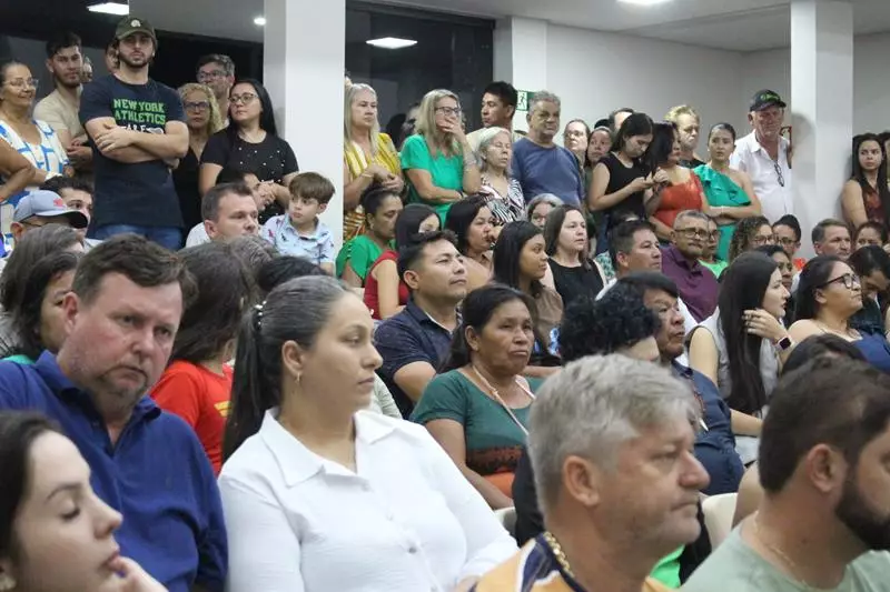 Em sessão com a Câmara lotada Heliomar Klabunde assume seu terceiro mandato como prefeito em Paranhos Em sessão com a Câmara lotada Heliomar Klabunde assume seu terceiro mandato como prefeito em Paranhos