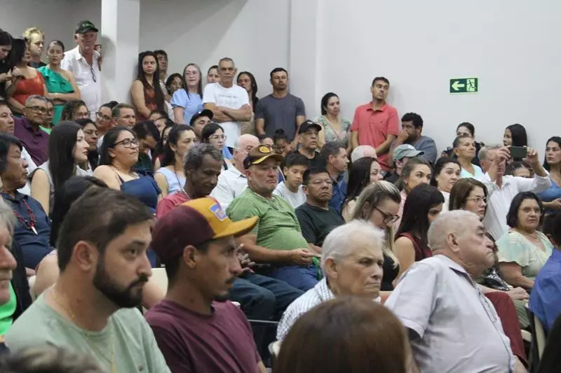 Em sessão com a Câmara lotada Heliomar Klabunde assume seu terceiro mandato como prefeito em Paranhos Em sessão com a Câmara lotada Heliomar Klabunde assume seu terceiro mandato como prefeito em Paranhos