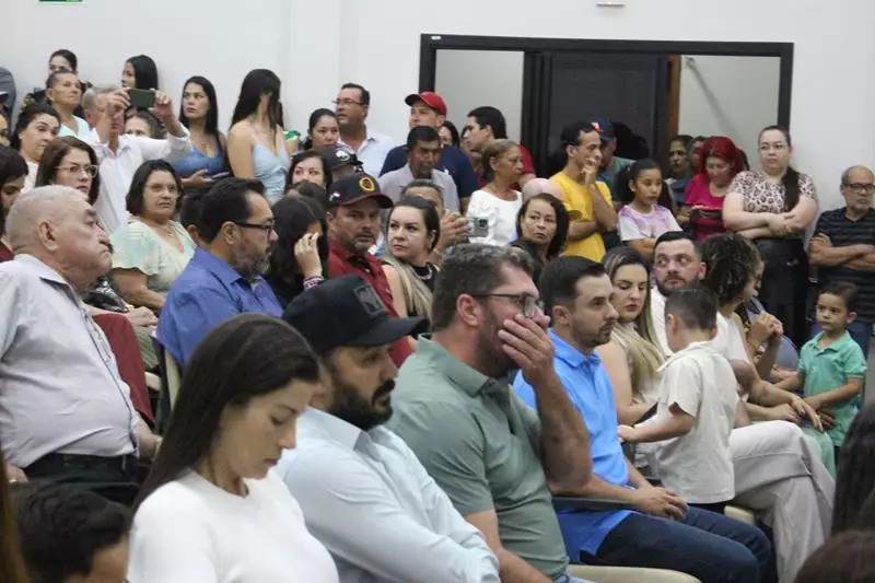 Em sessão com a Câmara lotada Heliomar Klabunde assume seu terceiro mandato como prefeito em Paranhos Em sessão com a Câmara lotada Heliomar Klabunde assume seu terceiro mandato como prefeito em Paranhos