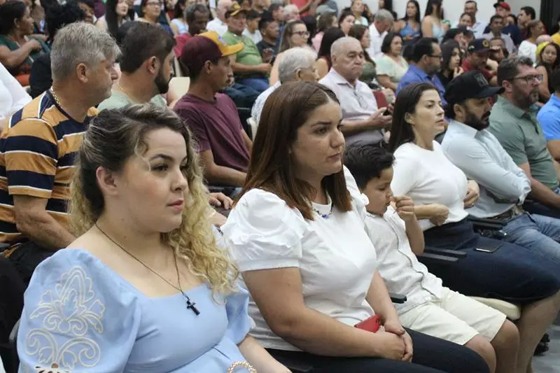 Em sessão com a Câmara lotada Heliomar Klabunde assume seu terceiro mandato como prefeito em Paranhos Em sessão com a Câmara lotada Heliomar Klabunde assume seu terceiro mandato como prefeito em Paranhos