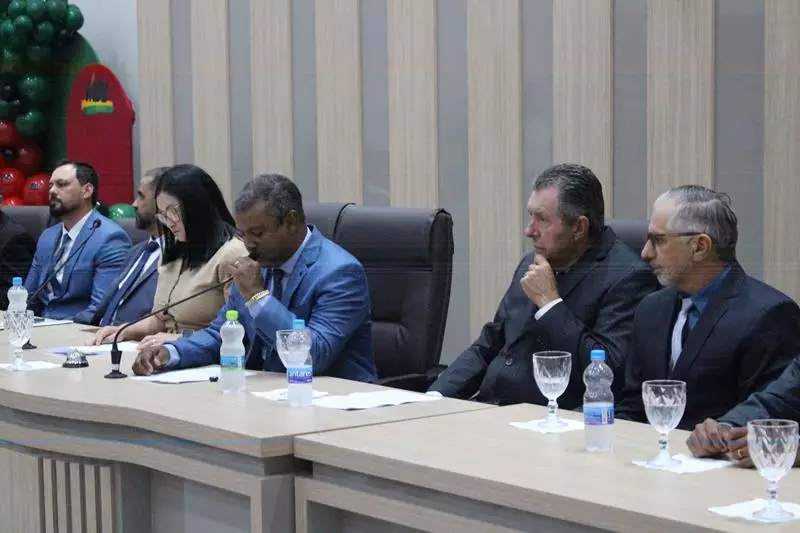 Em sessão com a Câmara lotada Heliomar Klabunde assume seu terceiro mandato como prefeito em Paranhos Em sessão com a Câmara lotada Heliomar Klabunde assume seu terceiro mandato como prefeito em Paranhos