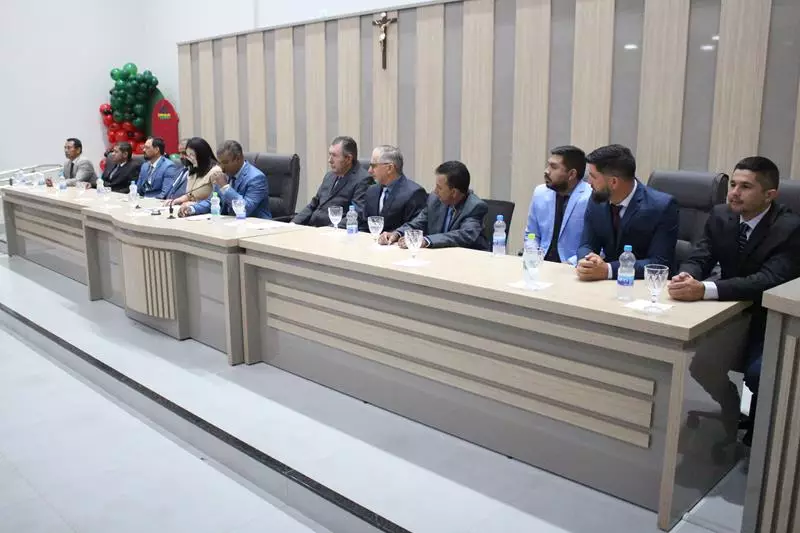 Em sessão com a Câmara lotada Heliomar Klabunde assume seu terceiro mandato como prefeito em Paranhos Em sessão com a Câmara lotada Heliomar Klabunde assume seu terceiro mandato como prefeito em Paranhos