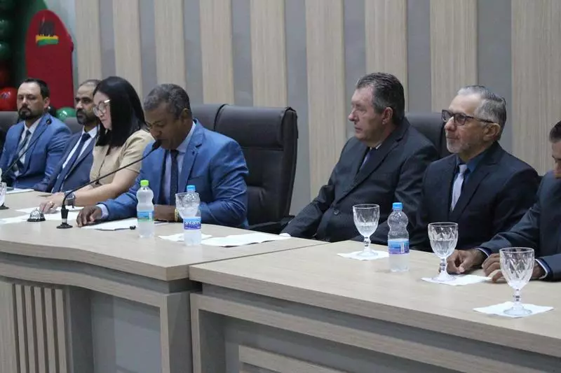 Em sessão com a Câmara lotada Heliomar Klabunde assume seu terceiro mandato como prefeito em Paranhos Em sessão com a Câmara lotada Heliomar Klabunde assume seu terceiro mandato como prefeito em Paranhos