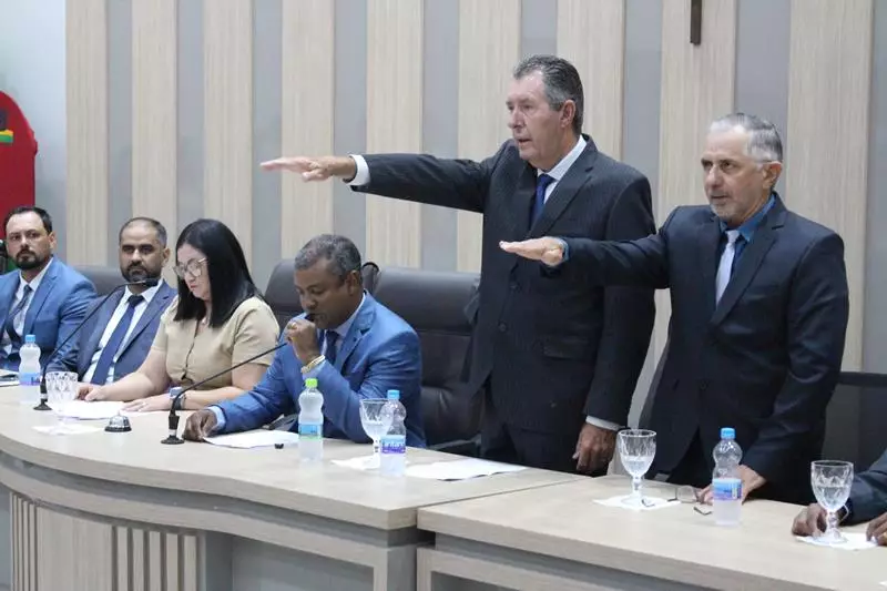 Em sessão com a Câmara lotada Heliomar Klabunde assume seu terceiro mandato como prefeito em Paranhos Em sessão com a Câmara lotada Heliomar Klabunde assume seu terceiro mandato como prefeito em Paranhos