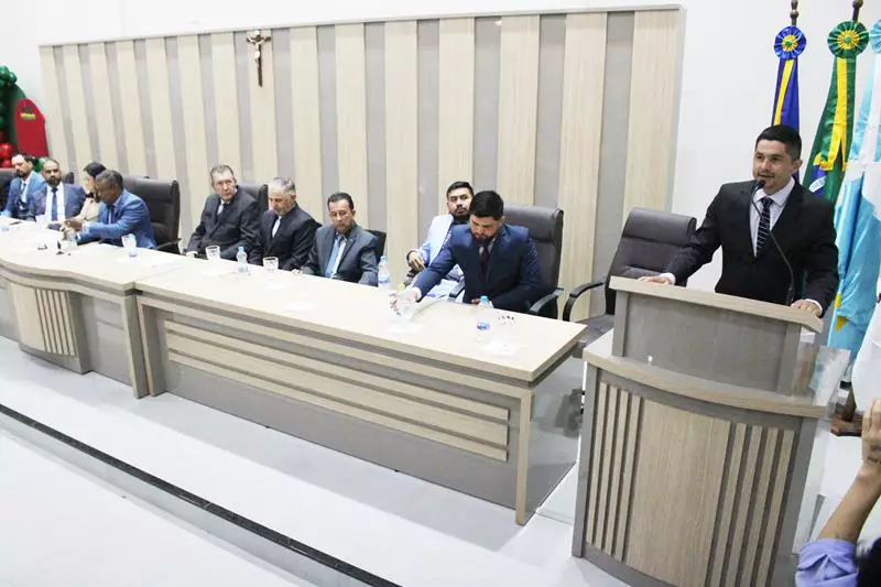 Em sessão com a Câmara lotada Heliomar Klabunde assume seu terceiro mandato como prefeito em Paranhos Em sessão com a Câmara lotada Heliomar Klabunde assume seu terceiro mandato como prefeito em Paranhos