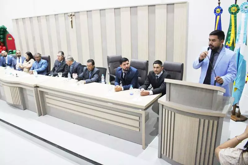 Em sessão com a Câmara lotada Heliomar Klabunde assume seu terceiro mandato como prefeito em Paranhos Em sessão com a Câmara lotada Heliomar Klabunde assume seu terceiro mandato como prefeito em Paranhos