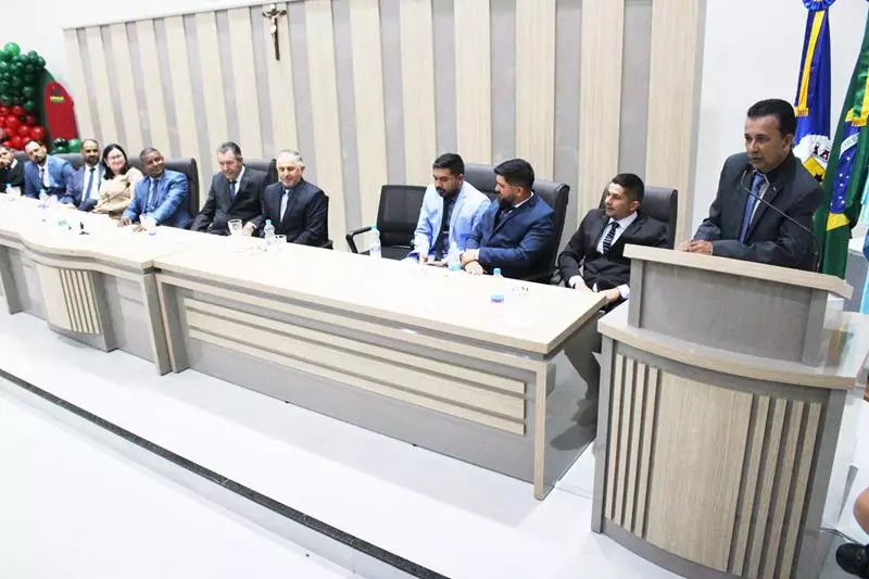 Em sessão com a Câmara lotada Heliomar Klabunde assume seu terceiro mandato como prefeito em Paranhos Em sessão com a Câmara lotada Heliomar Klabunde assume seu terceiro mandato como prefeito em Paranhos