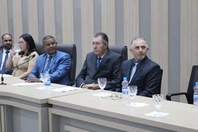 Em sessão com a Câmara lotada Heliomar Klabunde assume seu terceiro mandato como prefeito em Paranhos Em sessão com a Câmara lotada Heliomar Klabunde assume seu terceiro mandato como prefeito em Paranhos