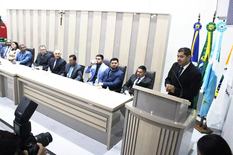 Em sessão com a Câmara lotada Heliomar Klabunde assume seu terceiro mandato como prefeito em Paranhos Em sessão com a Câmara lotada Heliomar Klabunde assume seu terceiro mandato como prefeito em Paranhos