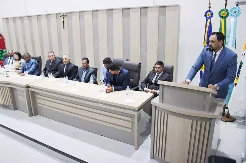 Em sessão com a Câmara lotada Heliomar Klabunde assume seu terceiro mandato como prefeito em Paranhos Em sessão com a Câmara lotada Heliomar Klabunde assume seu terceiro mandato como prefeito em Paranhos