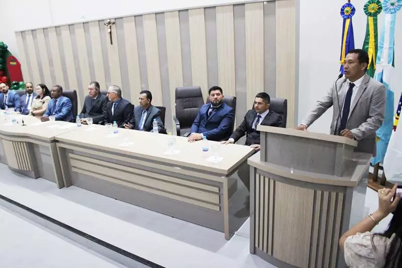 Em sessão com a Câmara lotada Heliomar Klabunde assume seu terceiro mandato como prefeito em Paranhos Em sessão com a Câmara lotada Heliomar Klabunde assume seu terceiro mandato como prefeito em Paranhos