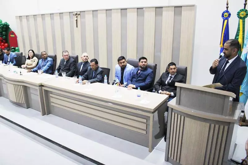 Em sessão com a Câmara lotada Heliomar Klabunde assume seu terceiro mandato como prefeito em Paranhos Em sessão com a Câmara lotada Heliomar Klabunde assume seu terceiro mandato como prefeito em Paranhos