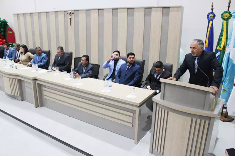 Em sessão com a Câmara lotada Heliomar Klabunde assume seu terceiro mandato como prefeito em Paranhos Em sessão com a Câmara lotada Heliomar Klabunde assume seu terceiro mandato como prefeito em Paranhos