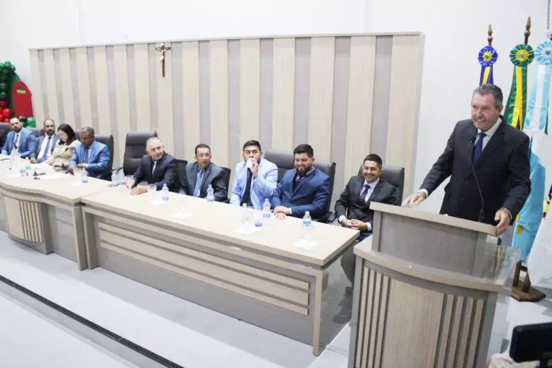 Em sessão com a Câmara lotada Heliomar Klabunde assume seu terceiro mandato como prefeito em Paranhos Em sessão com a Câmara lotada Heliomar Klabunde assume seu terceiro mandato como prefeito em Paranhos