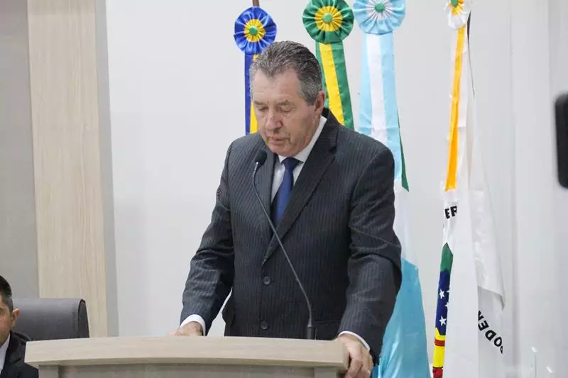 Em sessão com a Câmara lotada Heliomar Klabunde assume seu terceiro mandato como prefeito em Paranhos Em sessão com a Câmara lotada Heliomar Klabunde assume seu terceiro mandato como prefeito em Paranhos