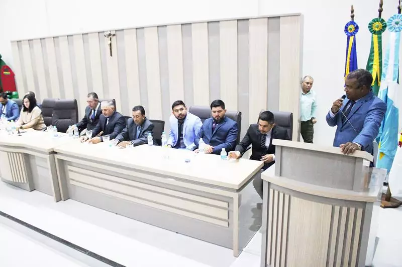 Em sessão com a Câmara lotada Heliomar Klabunde assume seu terceiro mandato como prefeito em Paranhos Em sessão com a Câmara lotada Heliomar Klabunde assume seu terceiro mandato como prefeito em Paranhos