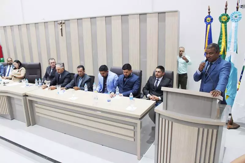 Em sessão com a Câmara lotada Heliomar Klabunde assume seu terceiro mandato como prefeito em Paranhos Em sessão com a Câmara lotada Heliomar Klabunde assume seu terceiro mandato como prefeito em Paranhos