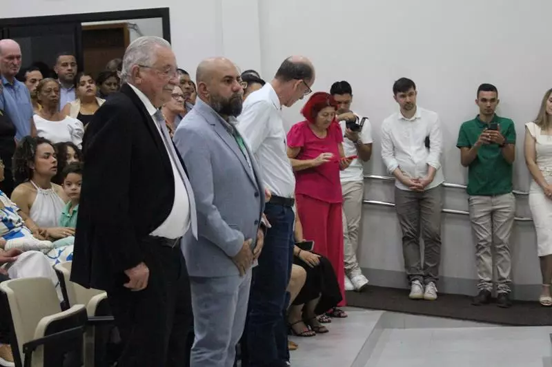 Em sessão com a Câmara lotada Heliomar Klabunde assume seu terceiro mandato como prefeito em Paranhos Em sessão com a Câmara lotada Heliomar Klabunde assume seu terceiro mandato como prefeito em Paranhos