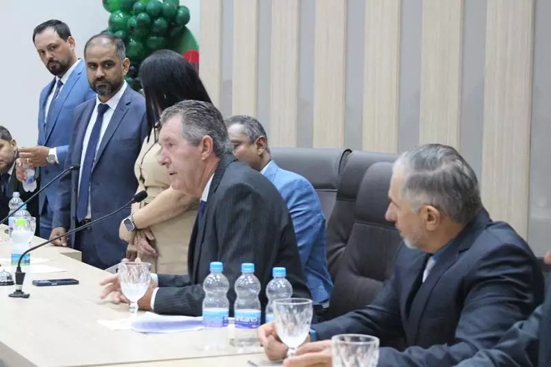 Em sessão com a Câmara lotada Heliomar Klabunde assume seu terceiro mandato como prefeito em Paranhos Em sessão com a Câmara lotada Heliomar Klabunde assume seu terceiro mandato como prefeito em Paranhos