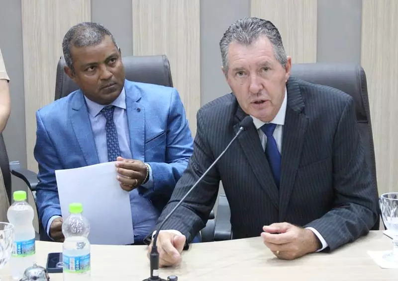 Em sessão com a Câmara lotada Heliomar Klabunde assume seu terceiro mandato como prefeito em Paranhos Em sessão com a Câmara lotada Heliomar Klabunde assume seu terceiro mandato como prefeito em Paranhos