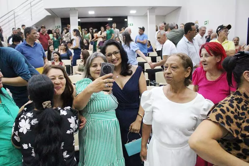 Em sessão com a Câmara lotada Heliomar Klabunde assume seu terceiro mandato como prefeito em Paranhos Em sessão com a Câmara lotada Heliomar Klabunde assume seu terceiro mandato como prefeito em Paranhos