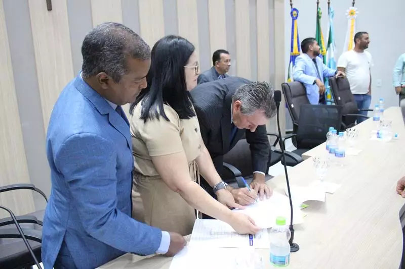 Em sessão com a Câmara lotada Heliomar Klabunde assume seu terceiro mandato como prefeito em Paranhos Em sessão com a Câmara lotada Heliomar Klabunde assume seu terceiro mandato como prefeito em Paranhos