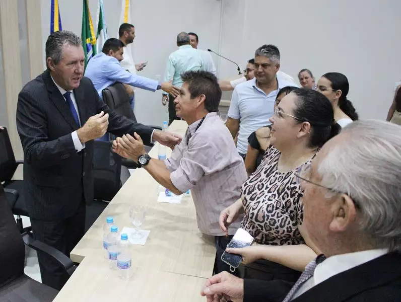 Em sessão com a Câmara lotada Heliomar Klabunde assume seu terceiro mandato como prefeito em Paranhos Em sessão com a Câmara lotada Heliomar Klabunde assume seu terceiro mandato como prefeito em Paranhos