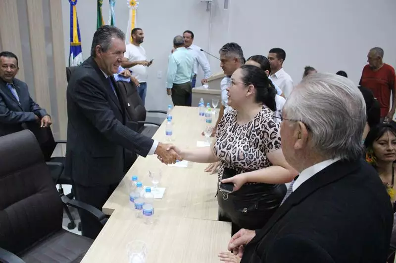 Em sessão com a Câmara lotada Heliomar Klabunde assume seu terceiro mandato como prefeito em Paranhos Em sessão com a Câmara lotada Heliomar Klabunde assume seu terceiro mandato como prefeito em Paranhos