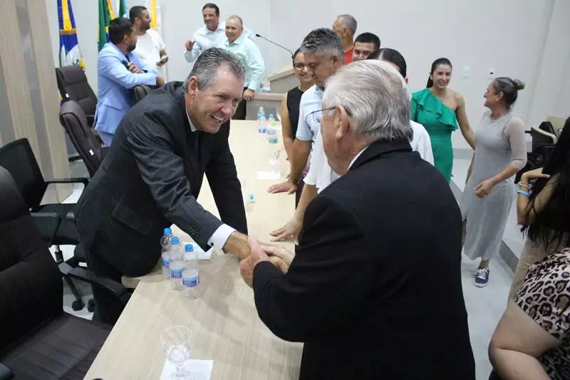 Em sessão com a Câmara lotada Heliomar Klabunde assume seu terceiro mandato como prefeito em Paranhos Em sessão com a Câmara lotada Heliomar Klabunde assume seu terceiro mandato como prefeito em Paranhos