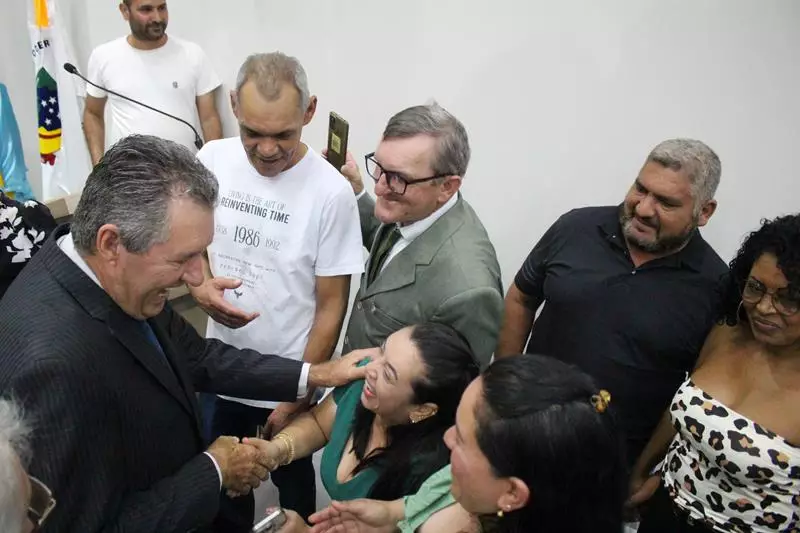 Em sessão com a Câmara lotada Heliomar Klabunde assume seu terceiro mandato como prefeito em Paranhos Em sessão com a Câmara lotada Heliomar Klabunde assume seu terceiro mandato como prefeito em Paranhos