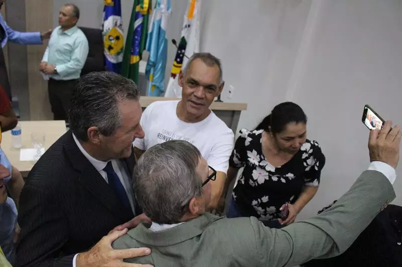 Em sessão com a Câmara lotada Heliomar Klabunde assume seu terceiro mandato como prefeito em Paranhos Em sessão com a Câmara lotada Heliomar Klabunde assume seu terceiro mandato como prefeito em Paranhos