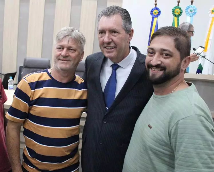 Em sessão com a Câmara lotada Heliomar Klabunde assume seu terceiro mandato como prefeito em Paranhos Em sessão com a Câmara lotada Heliomar Klabunde assume seu terceiro mandato como prefeito em Paranhos