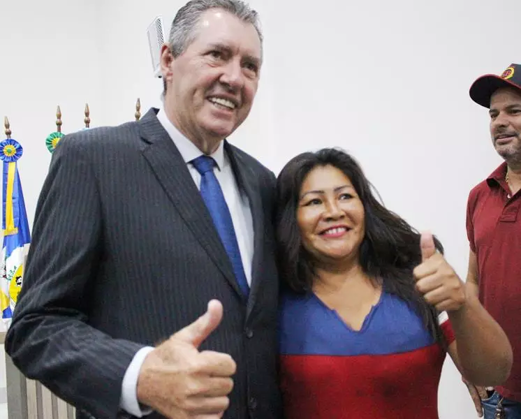 Em sessão com a Câmara lotada Heliomar Klabunde assume seu terceiro mandato como prefeito em Paranhos Em sessão com a Câmara lotada Heliomar Klabunde assume seu terceiro mandato como prefeito em Paranhos