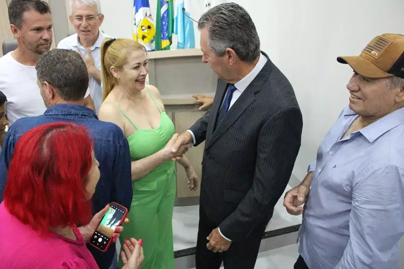 Em sessão com a Câmara lotada Heliomar Klabunde assume seu terceiro mandato como prefeito em Paranhos Em sessão com a Câmara lotada Heliomar Klabunde assume seu terceiro mandato como prefeito em Paranhos