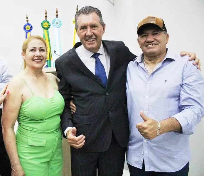 Em sessão com a Câmara lotada Heliomar Klabunde assume seu terceiro mandato como prefeito em Paranhos Em sessão com a Câmara lotada Heliomar Klabunde assume seu terceiro mandato como prefeito em Paranhos