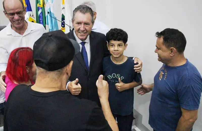 Em sessão com a Câmara lotada Heliomar Klabunde assume seu terceiro mandato como prefeito em Paranhos Em sessão com a Câmara lotada Heliomar Klabunde assume seu terceiro mandato como prefeito em Paranhos