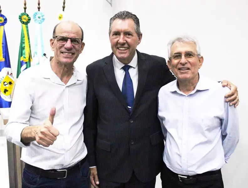 Em sessão com a Câmara lotada Heliomar Klabunde assume seu terceiro mandato como prefeito em Paranhos Em sessão com a Câmara lotada Heliomar Klabunde assume seu terceiro mandato como prefeito em Paranhos