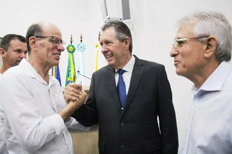 Em sessão com a Câmara lotada Heliomar Klabunde assume seu terceiro mandato como prefeito em Paranhos Em sessão com a Câmara lotada Heliomar Klabunde assume seu terceiro mandato como prefeito em Paranhos