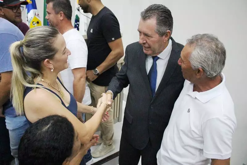 Em sessão com a Câmara lotada Heliomar Klabunde assume seu terceiro mandato como prefeito em Paranhos Em sessão com a Câmara lotada Heliomar Klabunde assume seu terceiro mandato como prefeito em Paranhos