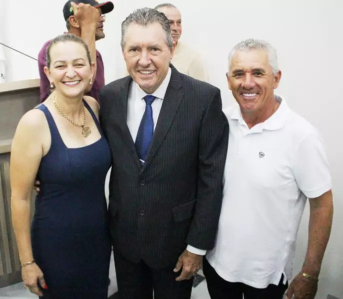 Em sessão com a Câmara lotada Heliomar Klabunde assume seu terceiro mandato como prefeito em Paranhos Em sessão com a Câmara lotada Heliomar Klabunde assume seu terceiro mandato como prefeito em Paranhos