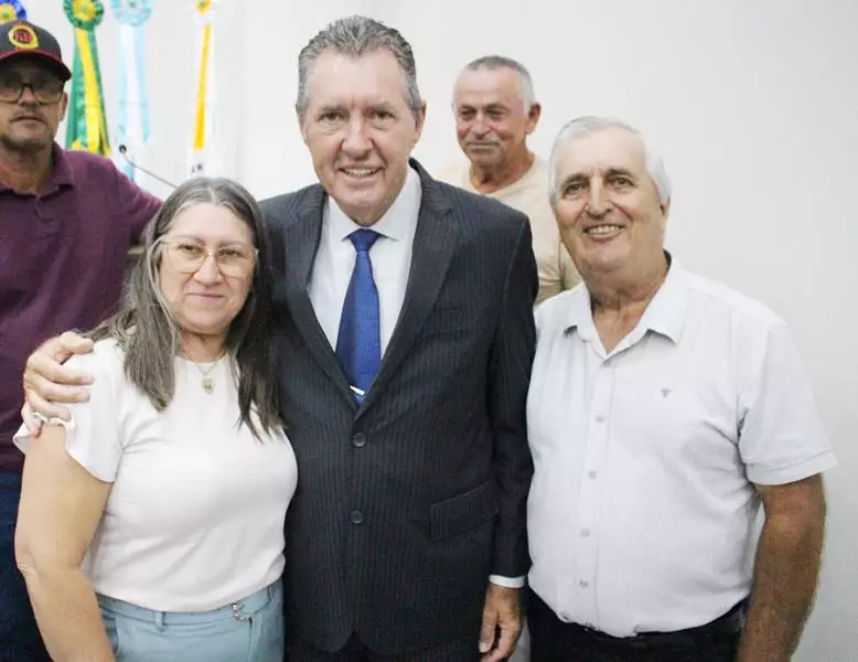 Em sessão com a Câmara lotada Heliomar Klabunde assume seu terceiro mandato como prefeito em Paranhos Em sessão com a Câmara lotada Heliomar Klabunde assume seu terceiro mandato como prefeito em Paranhos