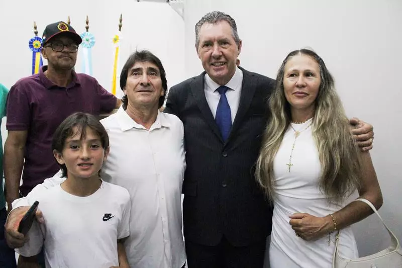 Em sessão com a Câmara lotada Heliomar Klabunde assume seu terceiro mandato como prefeito em Paranhos Em sessão com a Câmara lotada Heliomar Klabunde assume seu terceiro mandato como prefeito em Paranhos