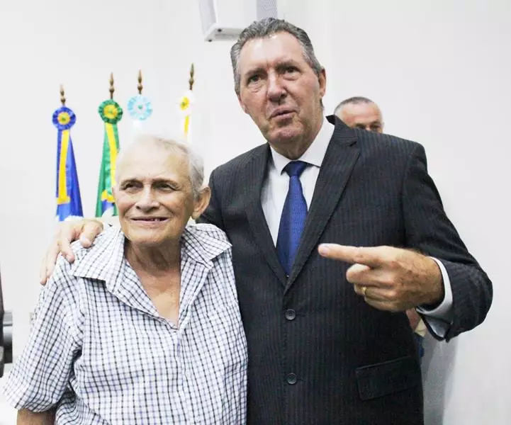 Em sessão com a Câmara lotada Heliomar Klabunde assume seu terceiro mandato como prefeito em Paranhos Em sessão com a Câmara lotada Heliomar Klabunde assume seu terceiro mandato como prefeito em Paranhos