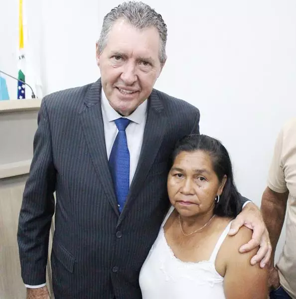 Em sessão com a Câmara lotada Heliomar Klabunde assume seu terceiro mandato como prefeito em Paranhos Em sessão com a Câmara lotada Heliomar Klabunde assume seu terceiro mandato como prefeito em Paranhos