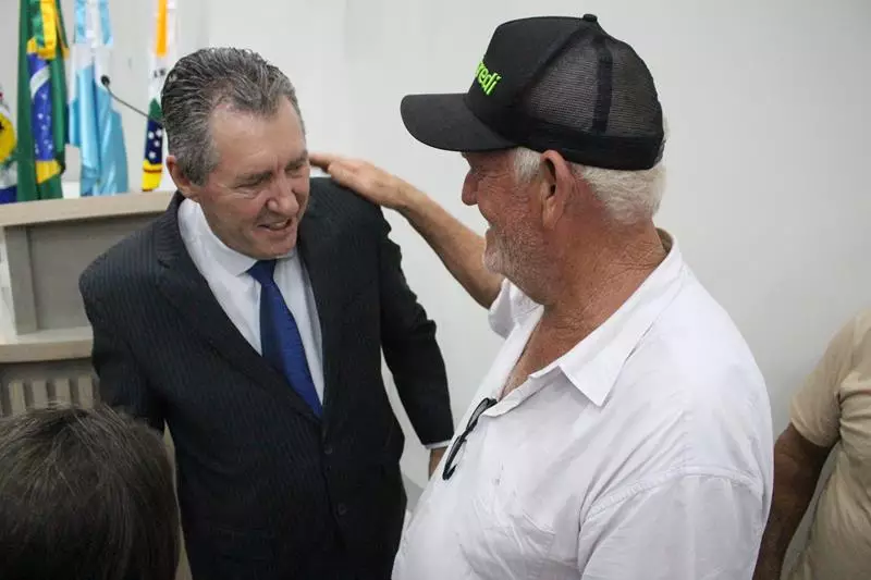 Em sessão com a Câmara lotada Heliomar Klabunde assume seu terceiro mandato como prefeito em Paranhos Em sessão com a Câmara lotada Heliomar Klabunde assume seu terceiro mandato como prefeito em Paranhos