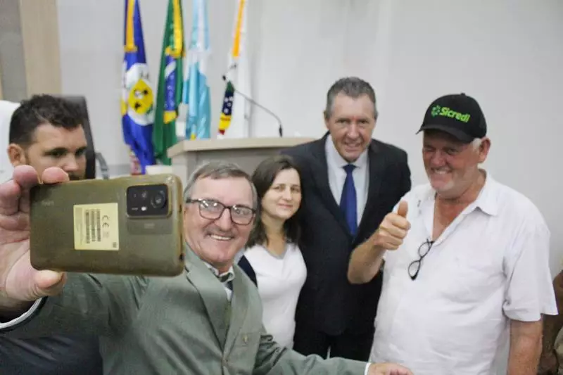 Em sessão com a Câmara lotada Heliomar Klabunde assume seu terceiro mandato como prefeito em Paranhos Em sessão com a Câmara lotada Heliomar Klabunde assume seu terceiro mandato como prefeito em Paranhos